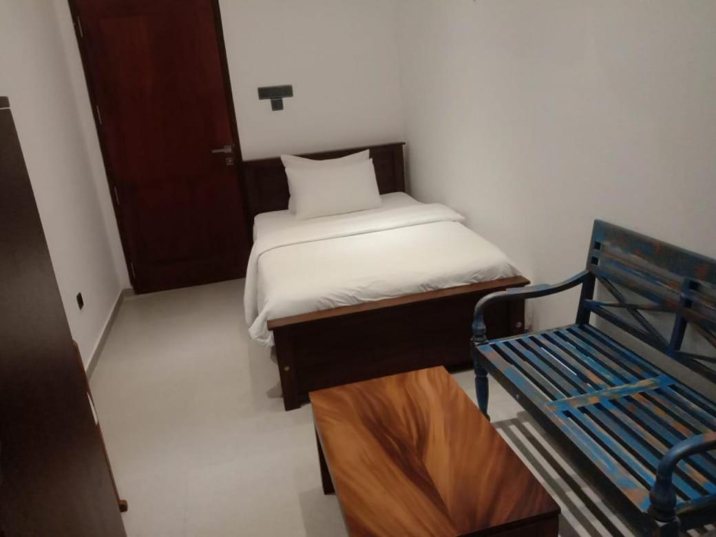 Coza Ceylon Hotel Dehiwala-Mount Lavinia Екстериор снимка