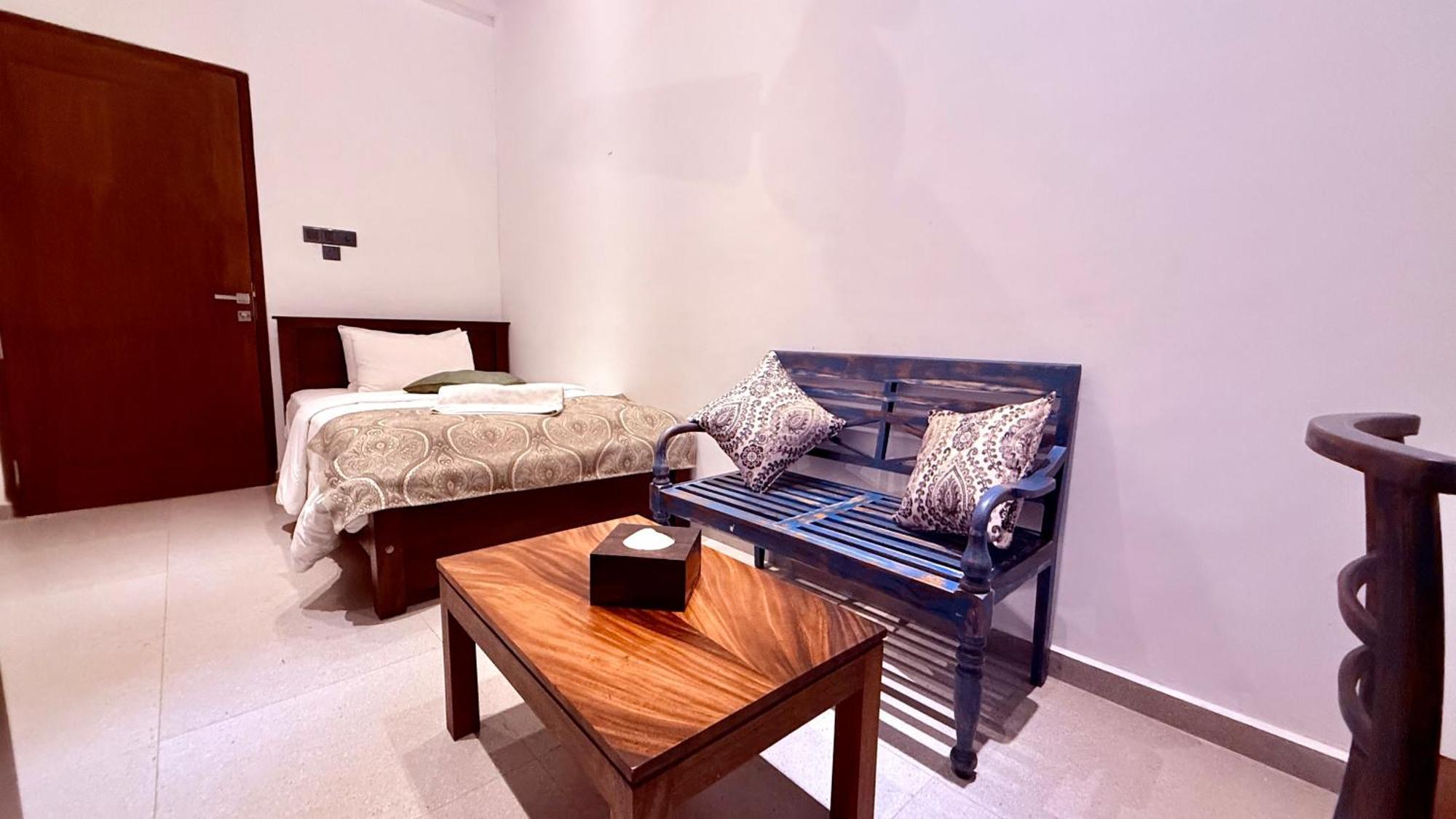 Coza Ceylon Hotel Dehiwala-Mount Lavinia Екстериор снимка