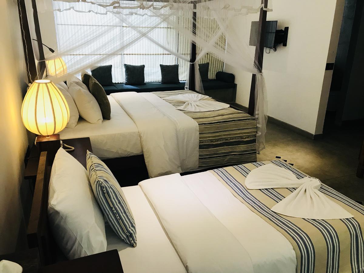 Coza Ceylon Hotel Dehiwala-Mount Lavinia Екстериор снимка