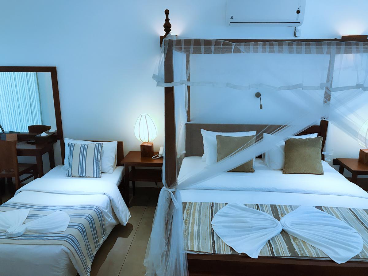 Coza Ceylon Hotel Dehiwala-Mount Lavinia Екстериор снимка