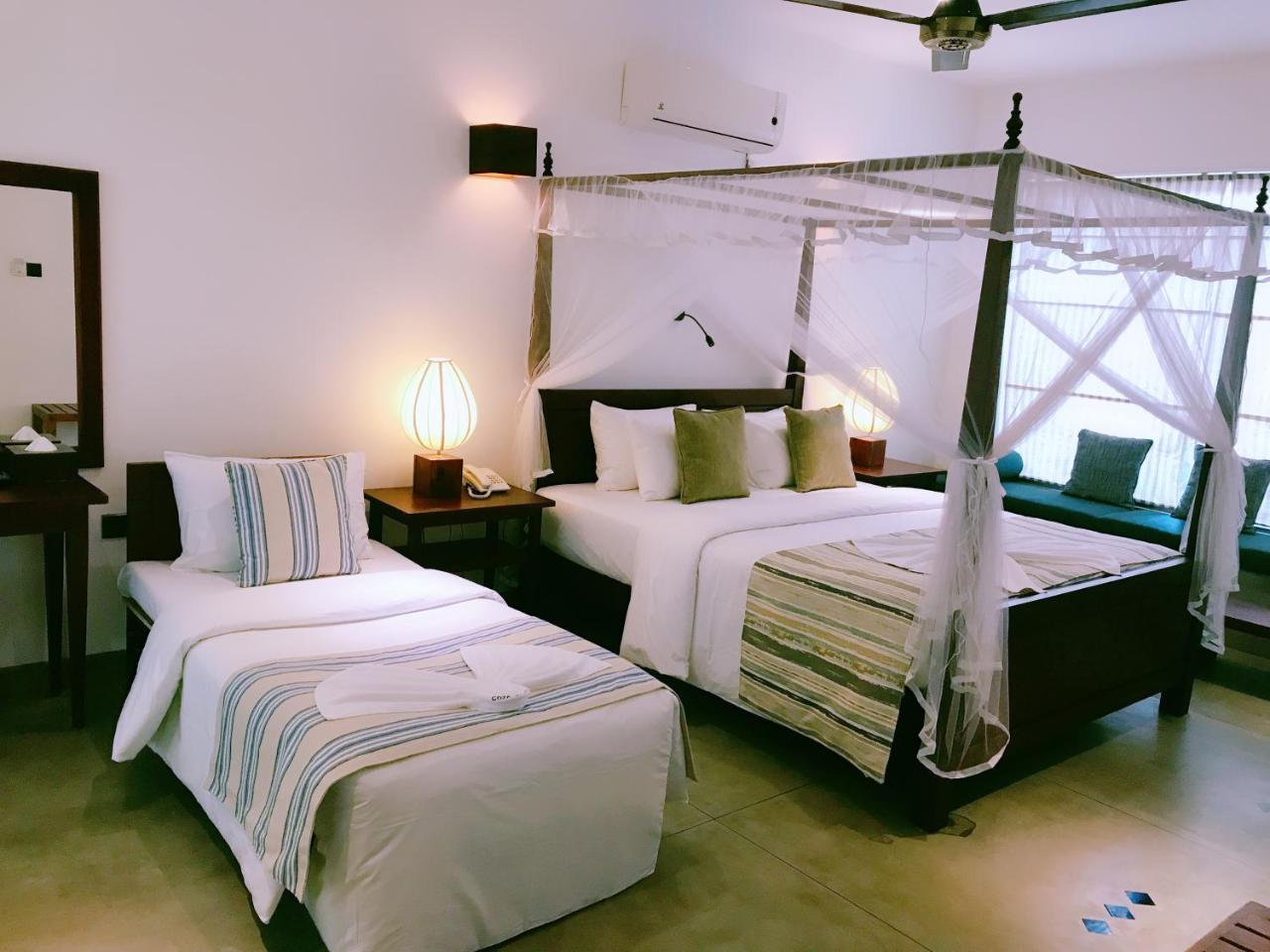 Coza Ceylon Hotel Dehiwala-Mount Lavinia Екстериор снимка